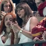 Sie darf nicht fehlen: Sängerin Taylor Swift (m.) schaut ihrem Freund Travis Kelce zu, der auf dem Spielfeld mit den Kansas City Chiefs einen unangenehmen Arbeitstag hat