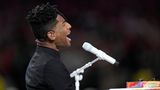 Der Musiker Jon Batiste hat die große Ehre, die Nationalhymne vor dem Super Bowl zu singen