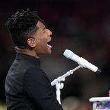 Der Musiker Jon Batiste hat die große Ehre, die Nationalhymne vor dem Super Bowl zu singen