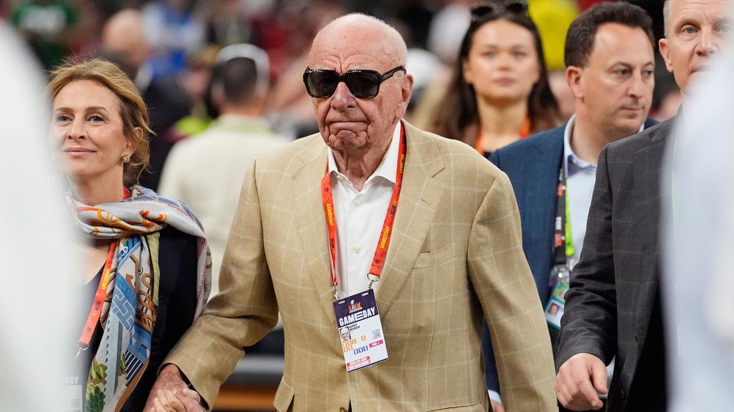 Auch für ältere Herren ist der Super Bowl eine Bühne: Der erzkonservative Medienzar und Milliardär Rupert Murdoch gibt sich mit 93 Jahren die Ehre