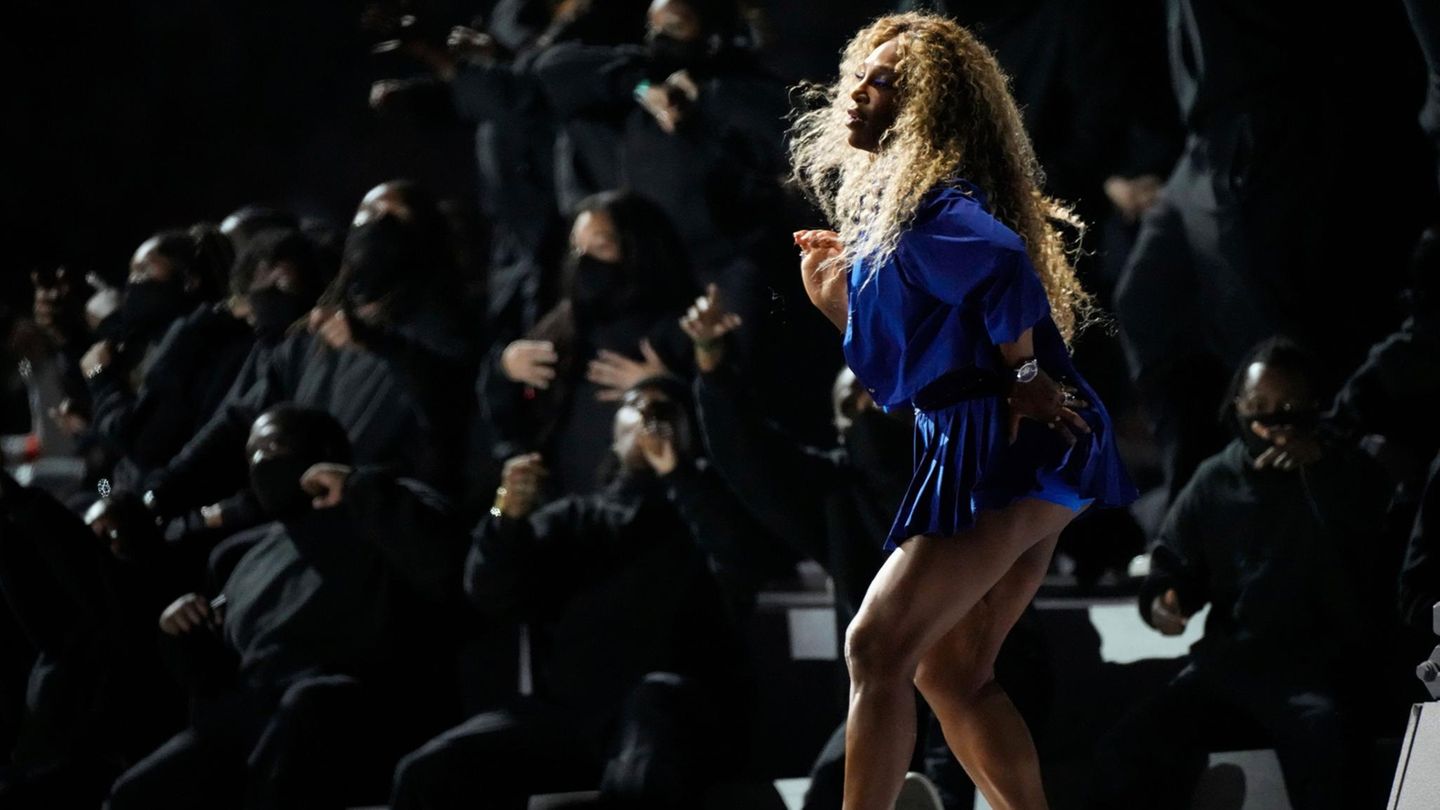 Ex-Tennisspielerin Serena Williams hat einen kleinen Auftritt: Sie tanzt zur Musik von Kendrick Lamar in der Halbzeitpause
