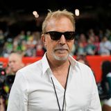 Kevin Costner erscheint mit Sonnenbrille und macht für seine 70 Jahre eine gute Figur