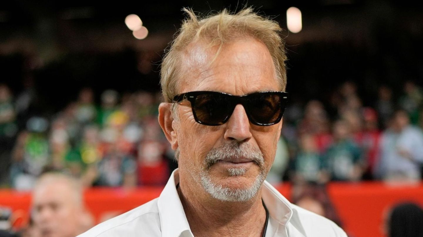Kevin Costner erscheint mit Sonnenbrille und macht für seine 70 Jahre eine gute Figur