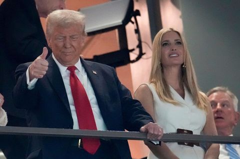 US-Präsident Donald Trump steht neben seiner Tochter Ivanka beim Super Bowl 2025