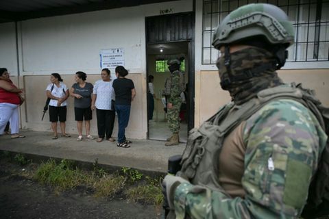 Soldat vor Wahllokal im ecuadorianischen Canuto