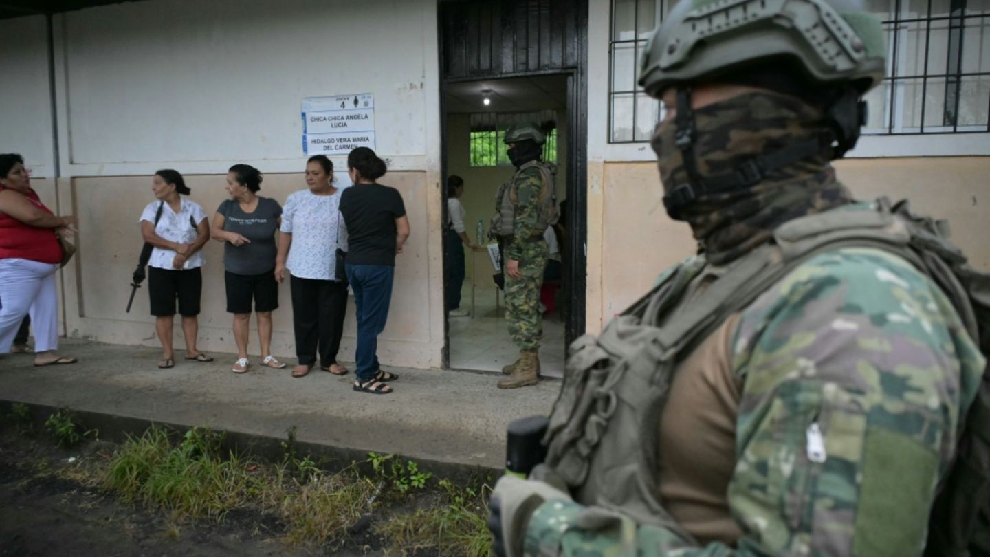 Soldat vor Wahllokal im ecuadorianischen Canuto