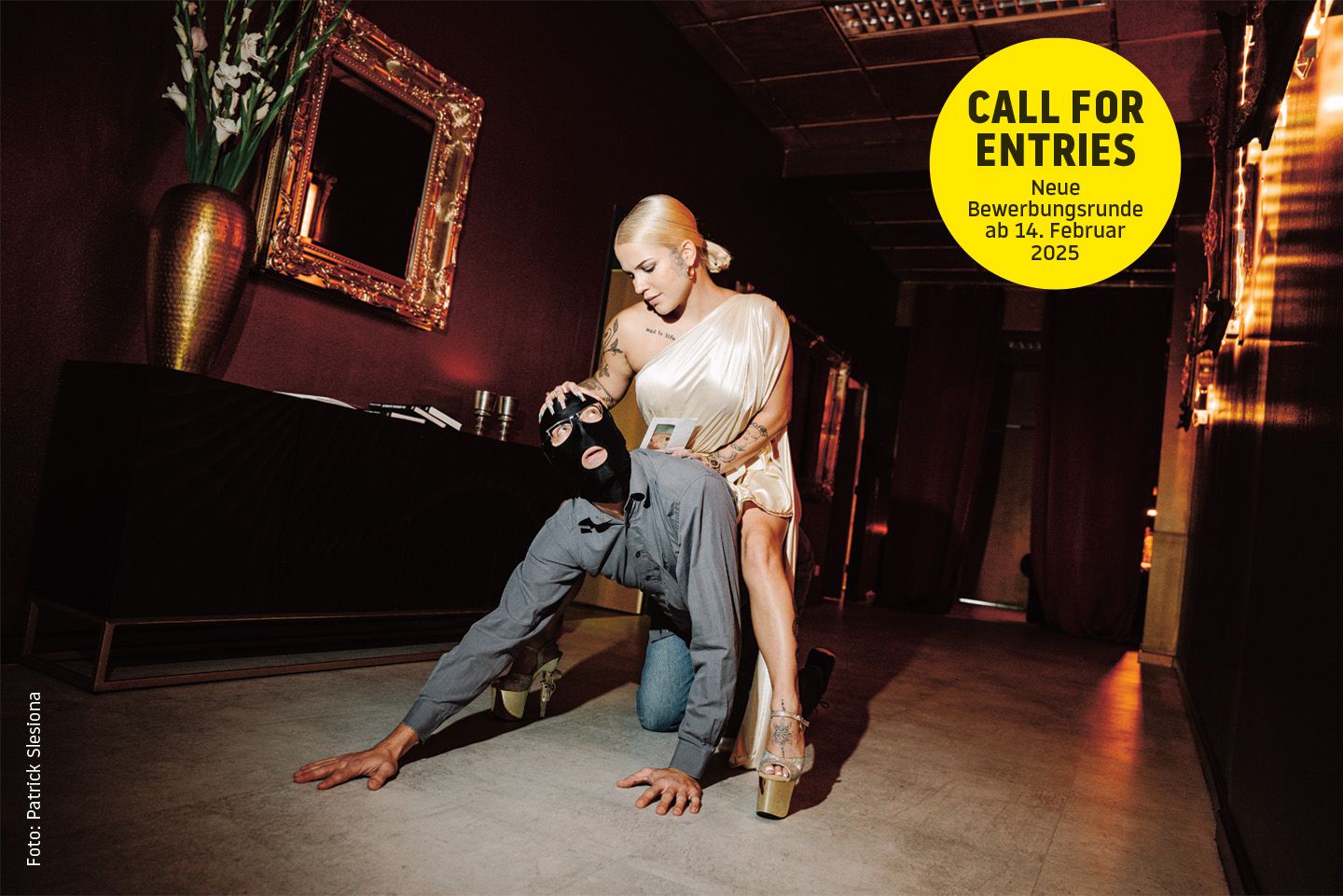 Eine Domina reitet auf dem Rücken eines Mannes mit Ledermaske