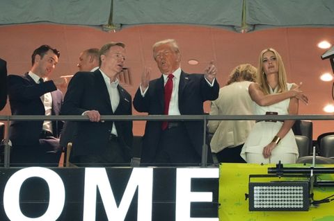 Trump (M.) mit Tochter Ivanka und NFL-Chef Roger Goodell am Sonntag in New Orleans
