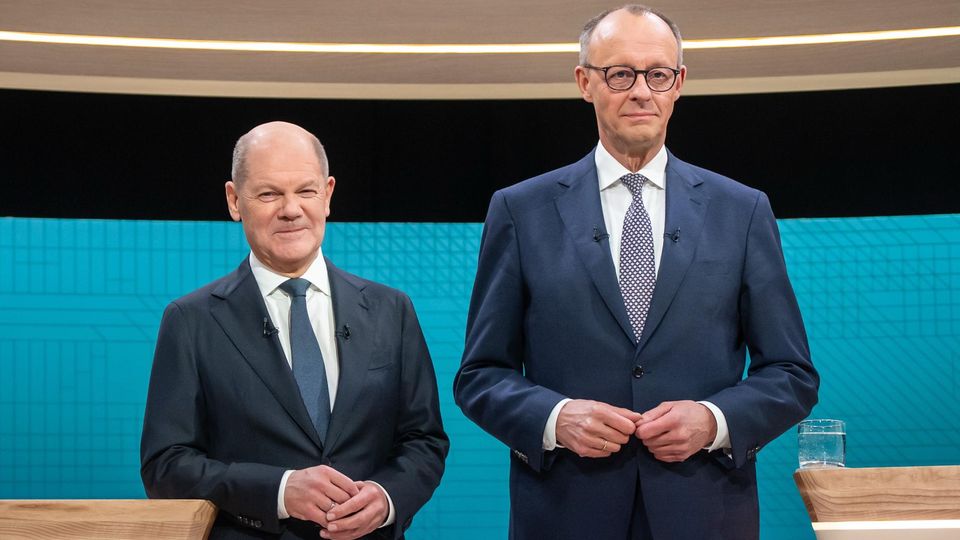 Überraschender Auftritt vom Kanzler: So verlief das TV-Duell Scholz gegen Merz Nicht nur vor dem Fernsehstudio in Berlin, wo das TV-Duell stattfand, war die Stimmung aufgeheizt. Mehr vom Schlagabtausch sehen Sie im Video.