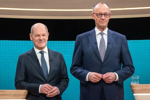 Nicht nur vor dem Fernsehstudio in Berlin, wo das TV-Duell stattfand, war die Stimmung aufgeheizt. Mehr vom Schlagabtausch sehen Sie im Video.