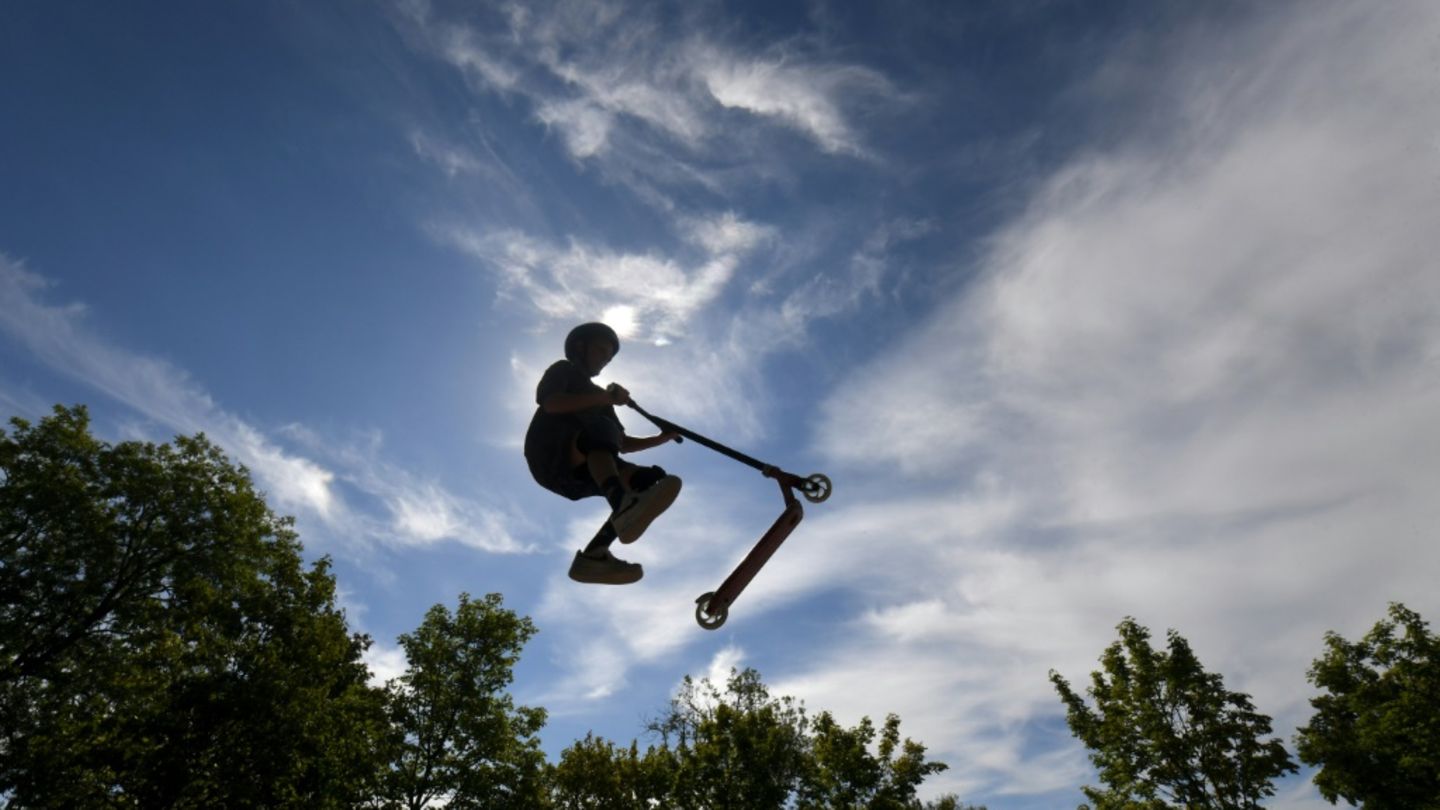 Jugendlicher mit Scooter