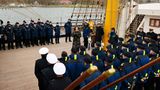 Landtagspräsidentin Kristina Herbst (M, CDU) spricht zur Besatzung auf dem Segelschulschiff "Gorch Fock"