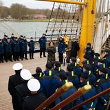 Landtagspräsidentin Kristina Herbst (M, CDU) spricht zur Besatzung auf dem Segelschulschiff "Gorch Fock"