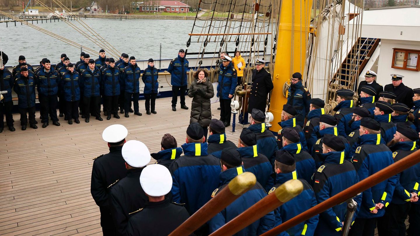 Landtagspräsidentin Kristina Herbst (M, CDU) spricht zur Besatzung auf dem Segelschulschiff "Gorch Fock"