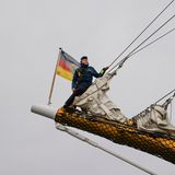 Ein Marineoffizieranwärter steht auf dem Bugspriet der "Gorch Fock"