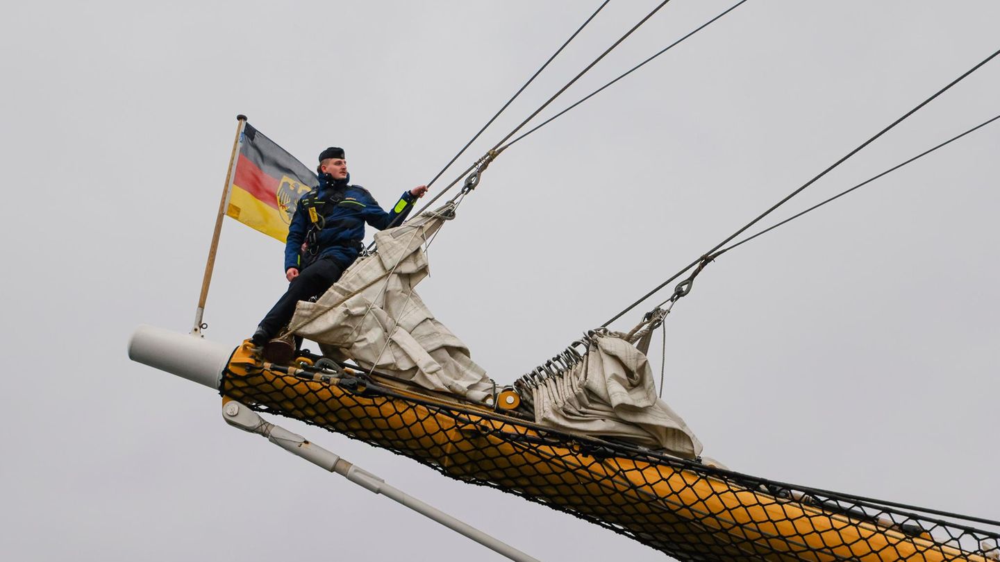 Ein Marineoffizieranwärter steht auf dem Bugspriet der "Gorch Fock"