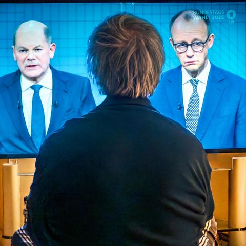 One person looks at the TV duel between Scholz and Merz on a television
