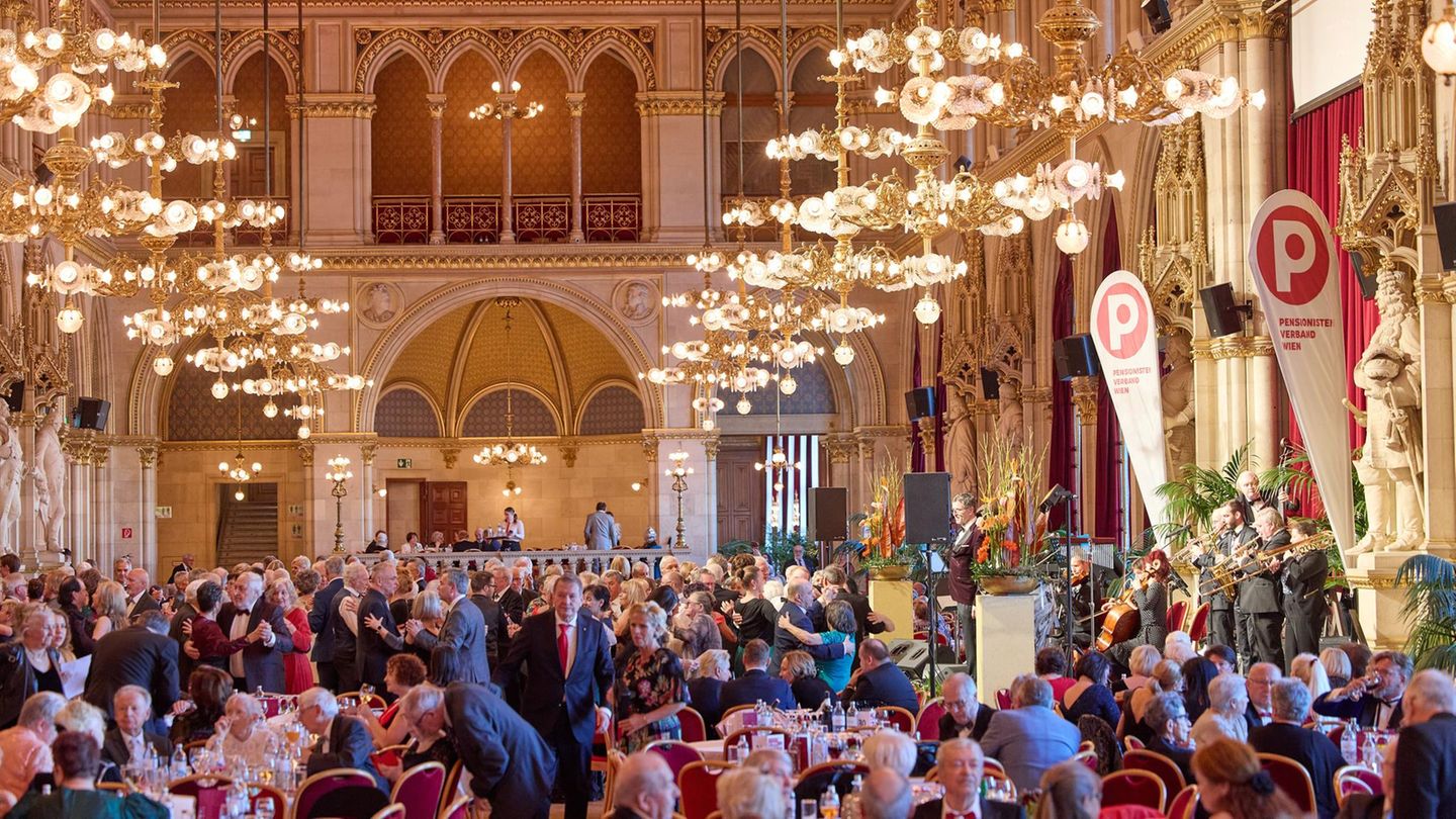 Ein Überblick über den Ballsaal beim SeniorInnen Ball