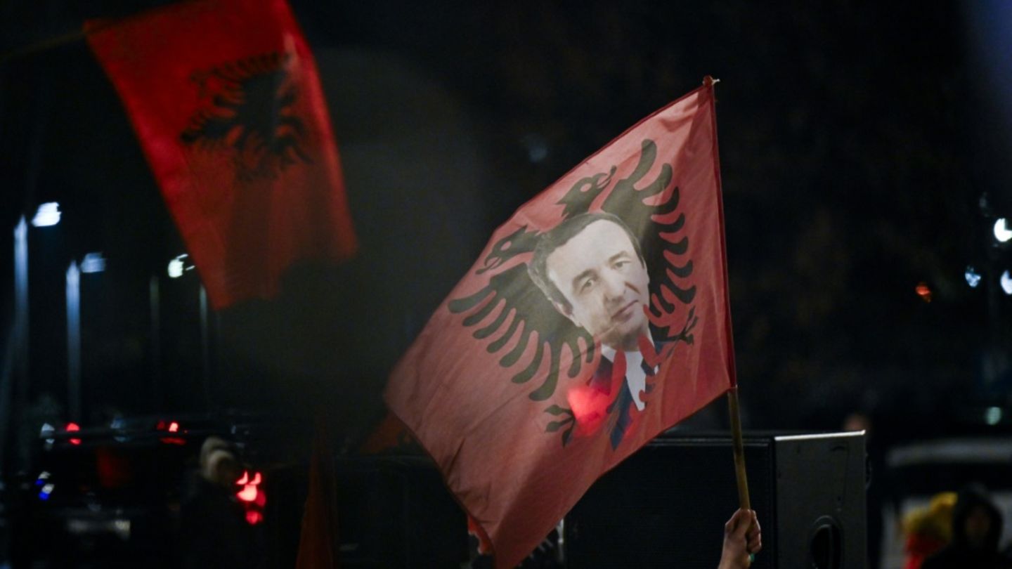 Kurti-Anhänger mit albanischer Flagge am Wahlabend in Pristina