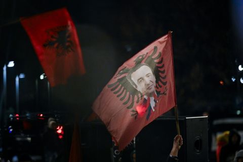 Kurti-Anhänger mit albanischer Flagge am Wahlabend in Pristina