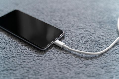 Ein Smartphone lädt nicht