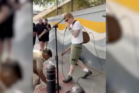 Ed Sheeran befindet sich aktuell auf Indien-Tour und will seine Fans mit einem spontanen Konzert erfreuen – jedoch ohne Genehmigung. Ein Polizist zieht darum den Stecker.