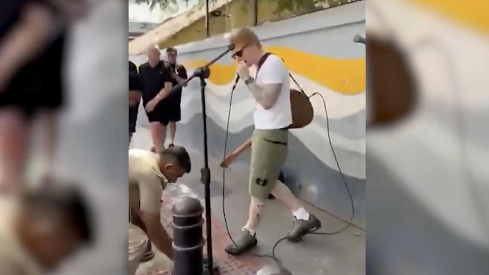 Ed Sheeran befindet sich aktuell auf Indien-Tour und will seine Fans mit einem spontanen Konzert erfreuen – jedoch ohne Genehmigung. Ein Polizist zieht darum den Stecker.