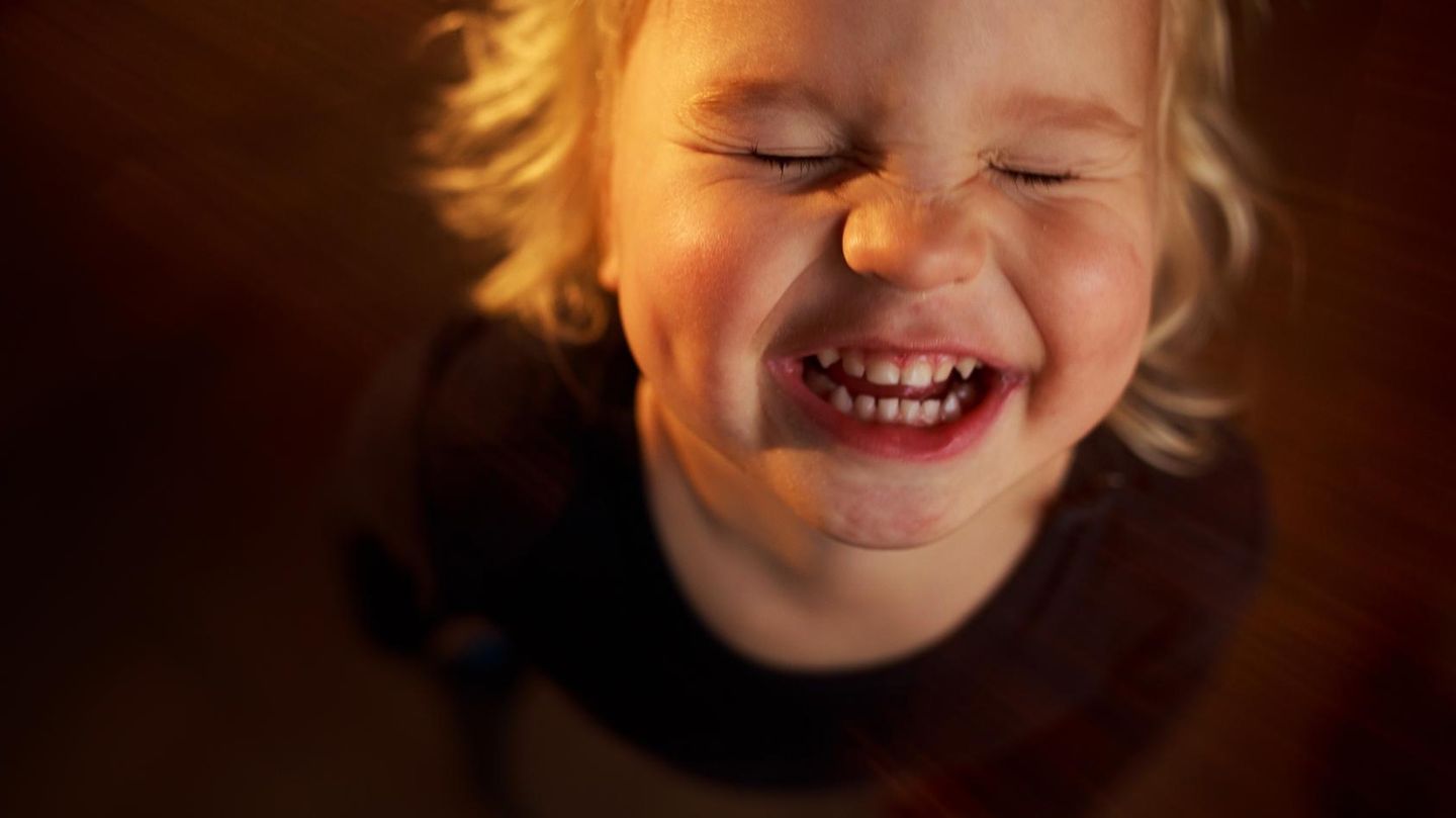 Kinderlachen ist nicht immer lieb und nett. Manchmal nehmen die Kleinen mit ihren Witzen auch ihre Altersgenossen unsanft aufs Korn