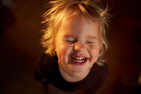 Kinderlachen ist nicht immer lieb und nett. Manchmal nehmen die Kleinen mit ihren Witzen auch ihre Altersgenossen unsanft aufs Korn
