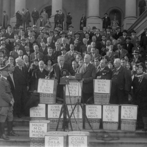 Human crowd in front of the Capitol