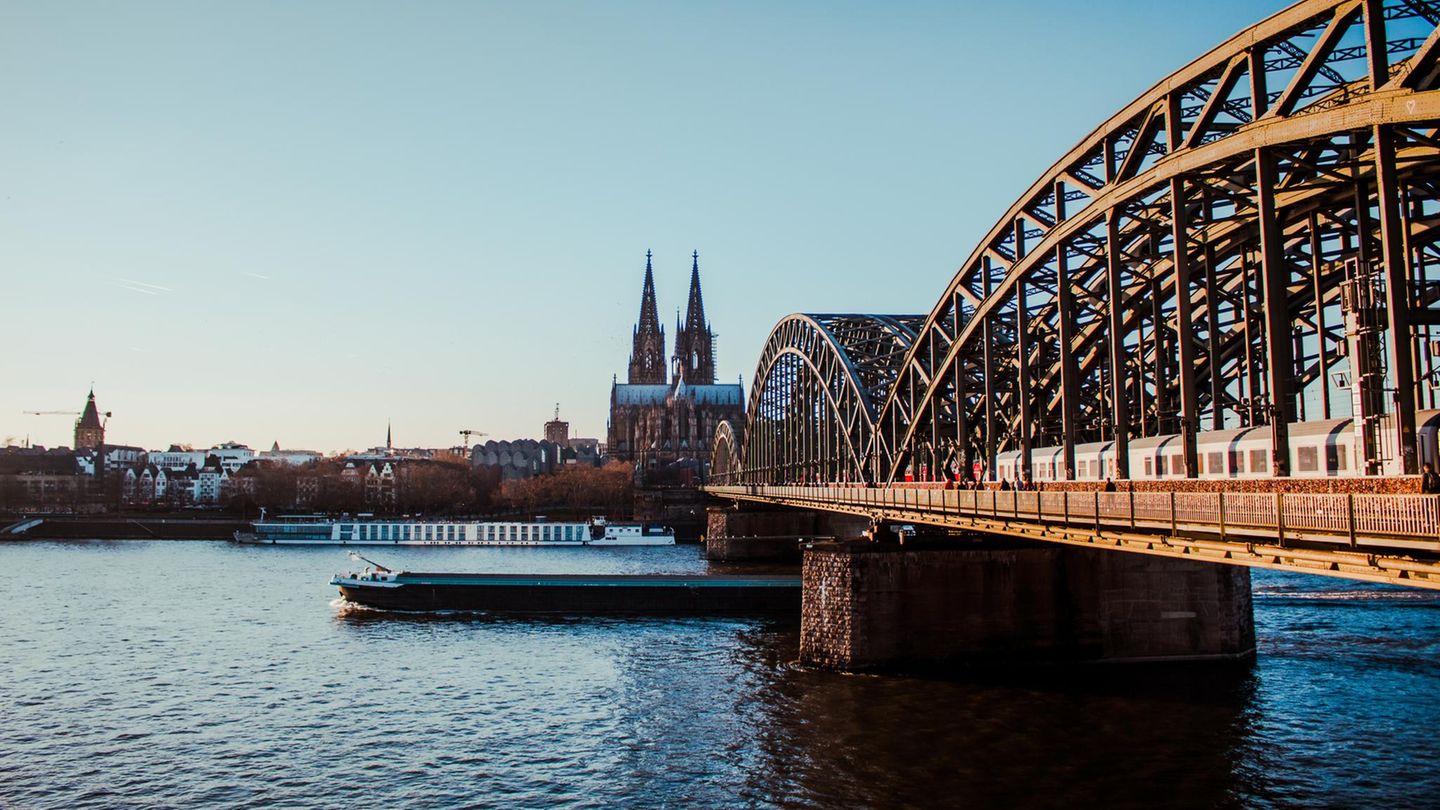 Kölner Dom, davor die Hohenzollernbrücke und der Rhein