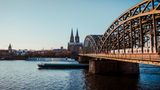 Dortmund–Köln Kölner Dom, davor die Hohenzollernbrücke und der Rhein