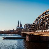 Kölner Dom, davor die Hohenzollernbrücke und der Rhein