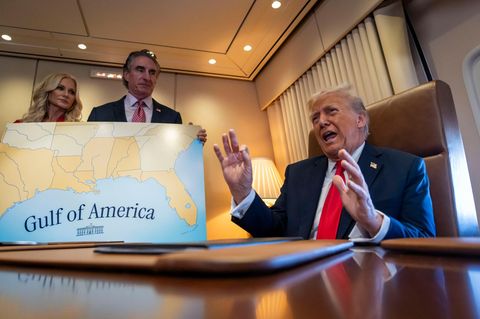 "Erstes Mal in der Geschichte": Trump ruft "Golf-von-Amerika-Tag" aus – und wird von Pilot unterbrochen