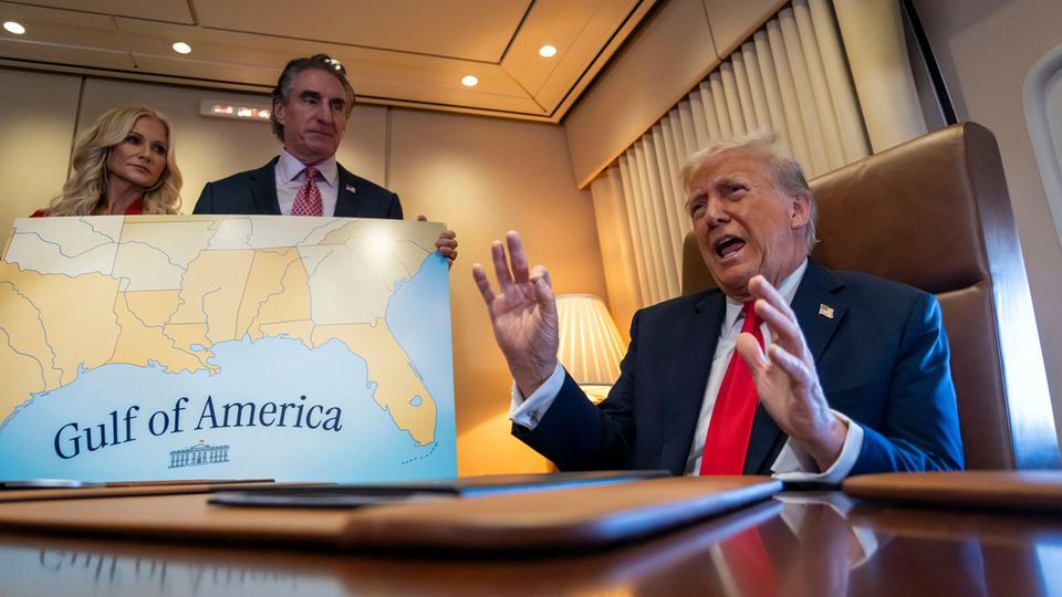 "Erstes Mal in der Geschichte": Trump ruft "Golf-von-Amerika-Tag" aus – und wird von Pilot unterbrochen "Erstes Mal in der Geschichte": Trump ruft "Golf-von-Amerika-Tag" aus – und wird von Pilot unterbrochen