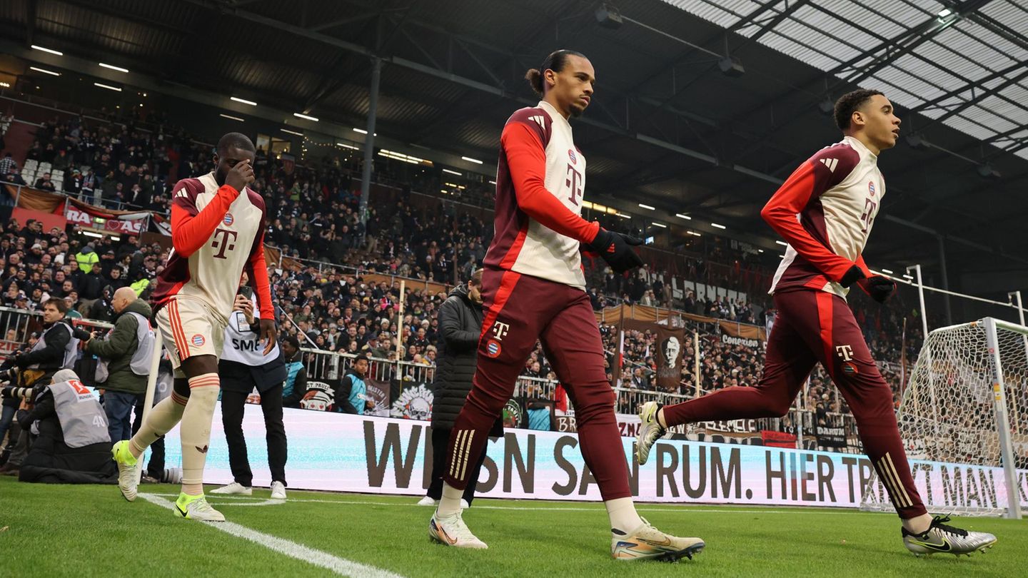 Die Spieler des FC Bayern München kommen zum Warmmachen für das Bundesligaspiel gegen den FC St. Pauli auf den Platz