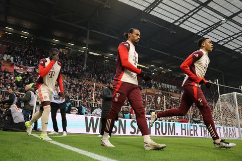Die Spieler des FC Bayern München kommen zum Warmmachen für das Bundesligaspiel gegen den FC St. Pauli auf den Platz