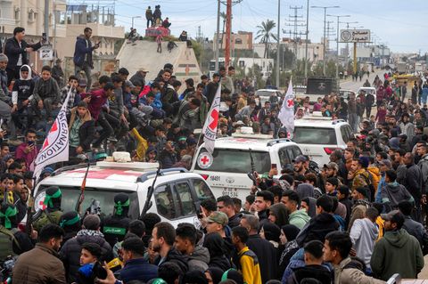 Das Rote Kreuz transportiert freigelassene Geiseln aus dem Gazastreifen nach Israel
