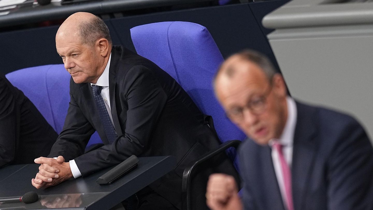 Olaf Scholz (SPD, l.) und CDU-Chef Friedrich Merz im Bundestag