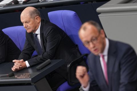 Olaf Scholz (SPD, l.) und CDU-Chef Friedrich Merz im Bundestag