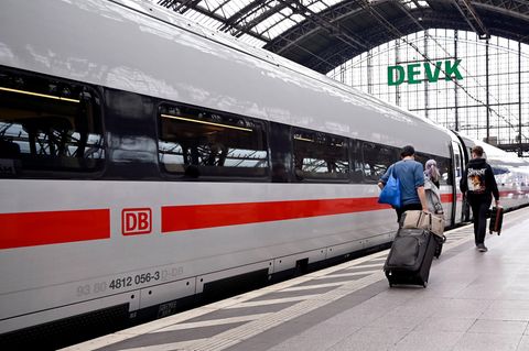 Ein ICE ohne AfD-Wahlwerbung im Kölner Hauptbahnhof
