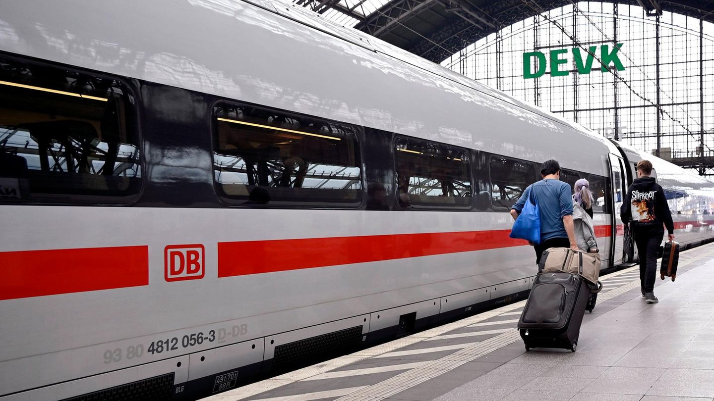 Ein ICE ohne AfD-Wahlwerbung im Kölner Hauptbahnhof