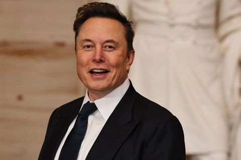 Elon Musk lacht