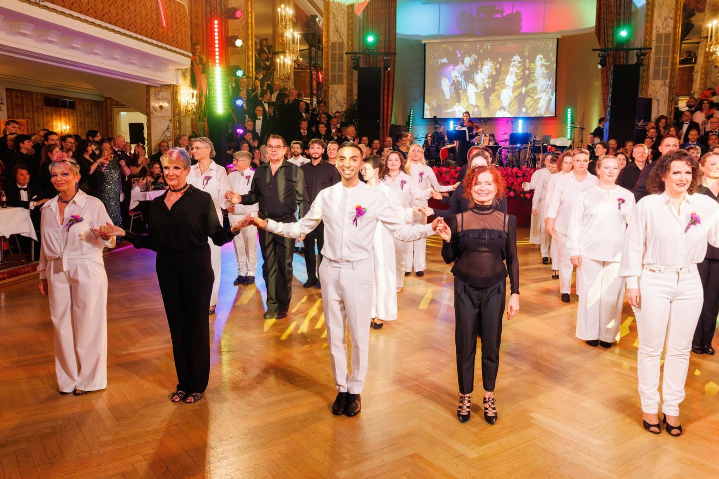 Eine Tanzperfomance beim Regenbogenball
