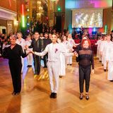 Eine Tanzperfomance beim Regenbogenball