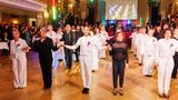 Eine Tanzperfomance beim Regenbogenball