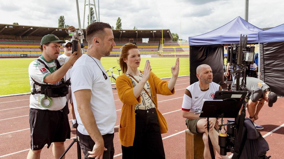 Karoline Herfurth als Regisseurin am Set