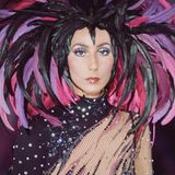 Cher mit buntem Federschmuck