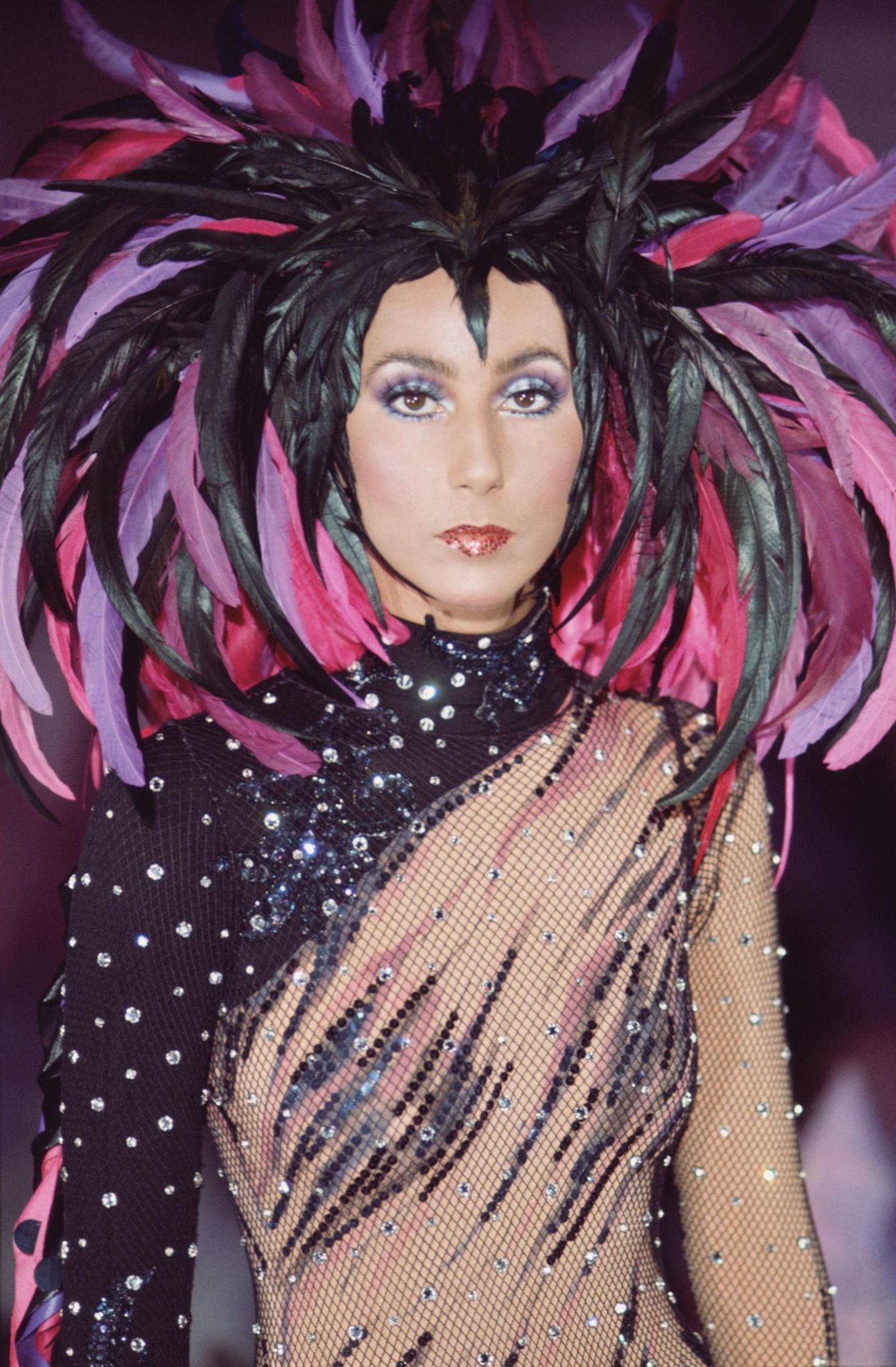 Cher mit buntem Federschmuck