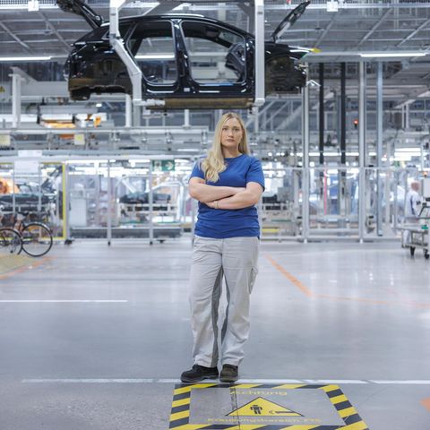 Industriearbeiterin Anne Petzold in der Montagehalle von Volkswagen in Zwickau